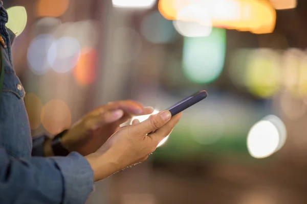 Slimme Telefoon Hand Van Vrouw Nacht Stad Lichte Achtergrond — Stockfoto