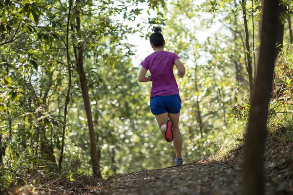 Mujer Joven Corriendo Montaña Del Bosque — Foto de Stock