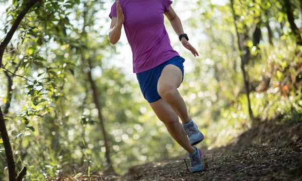 Mujer Joven Corriendo Montaña Del Bosque — Foto de Stock