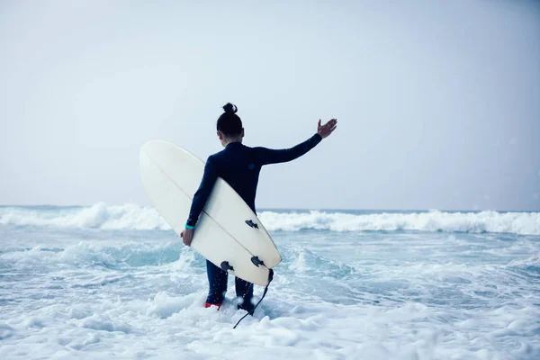 Surferin Mit Surfbrett Auf Den Großen Wellen — Stockfoto