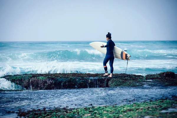 Mulher Surfista Com Prancha Surf Vai Surfar Ondas Grandes — Fotografia de Stock