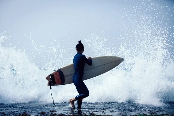 Vrouw Surfer Met Surfplank Gaan Surfen Grote Golven — Stockfoto