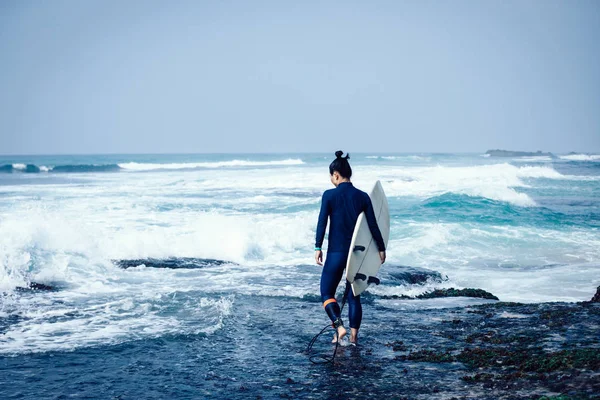 Mulher Surfista Com Prancha Surf Vai Surfar Ondas Grandes — Fotografia de Stock