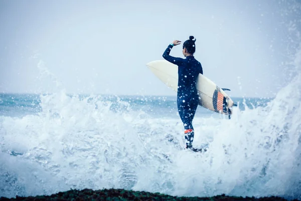 Vrouw Surfer Met Surfplank Gaan Surfen Grote Golven — Stockfoto