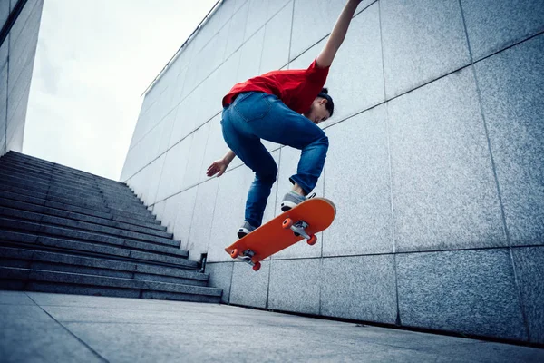 Νέοι Skateboarder Κάνει Ollie Στο City — Φωτογραφία Αρχείου