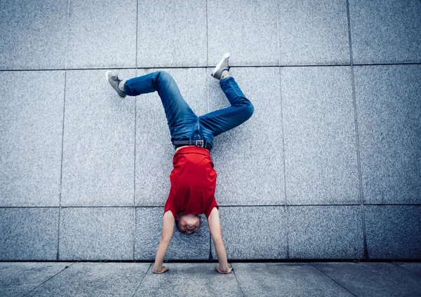 Hipster Kobieta Robi Handstand Ścianę — Zdjęcie stockowe