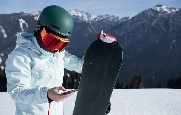 Ein Snowboarder Mit Smatphone Auf Winterlichem Berggipfel — Stockfoto