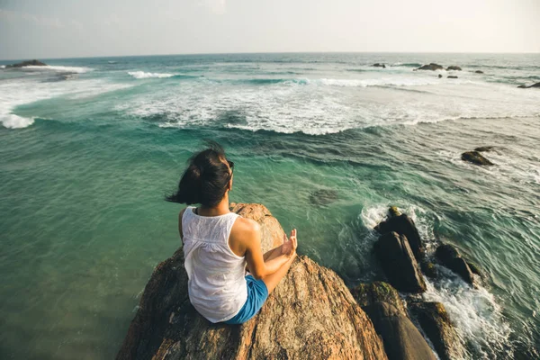 Mujer Meditando Borde Del Acantilado Roca Junto Mar — Foto de Stock