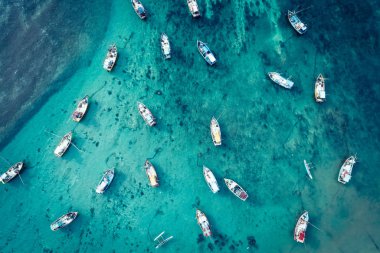 Balıkçı tekneleri Coast ile güzel deniz manzarası havadan görünümü