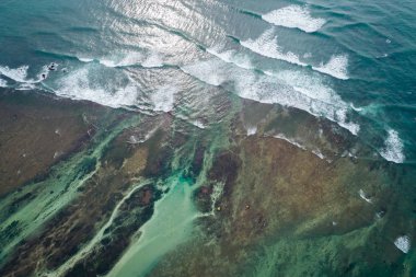 Hava dron görünümü güzel deniz dalga yüzey