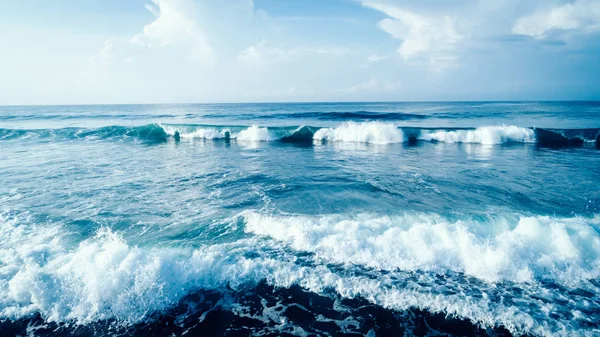 Prachtige Zee Golven Onder Blauwe Hemel — Stockfoto