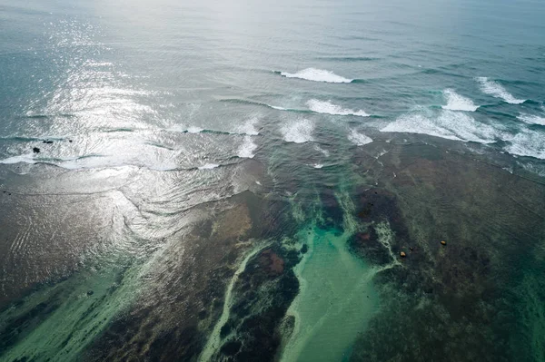 Hint Okyanusu aqua mavi gökyüzü deniz suyu ile güneşli tropik cenneti adada hava uçan uçak görünümünü 