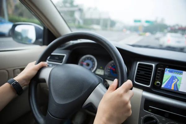 Χέρια Κρατώντας Τιμόνι Κατά Την Οδήγηση Αυτοκινήτου Στο Δρόμο Της — Φωτογραφία Αρχείου