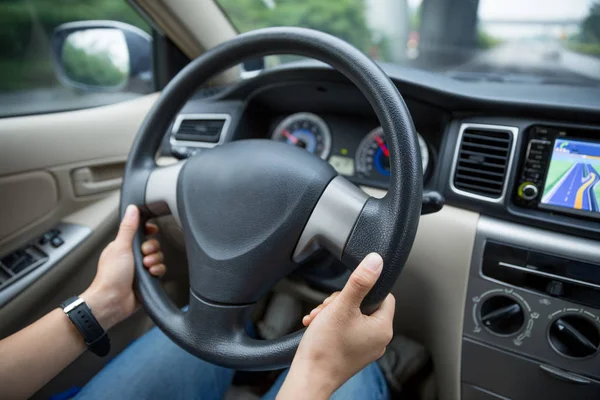 Handen Vasthouden Stuurwiel Tijdens Het Rijden Auto Weg Van Stad — Stockfoto