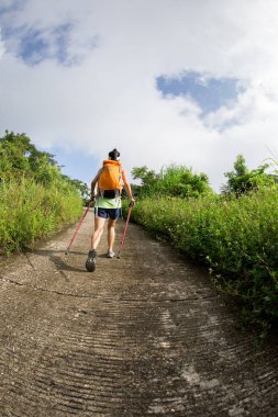 genç kadın dağ izi hiking
