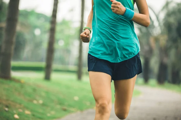 Young Fitness Sportswoman Runner Running Tropical Park Trail — Stock Photo, Image