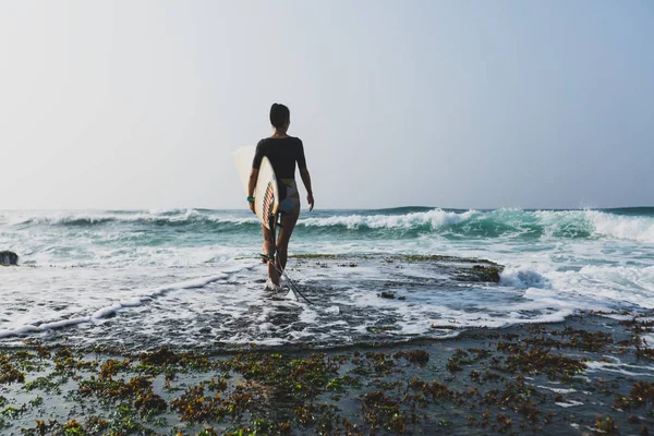 Mujer Joven Surfista Con Tabla Surf Surfear — Foto de Stock