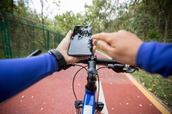Cyklista Pomocí Smartphone Aplikace Pro Navigaci Jízda Kole Lesní Cestě — Stock fotografie