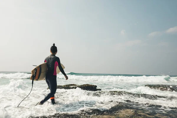 Junge Surferin Geht Mit Surfbrett Zum Surfen — Stockfoto