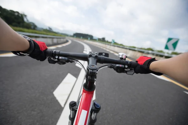 Ciclista Montando Bicicleta Montaña Carretera — Foto de Stock