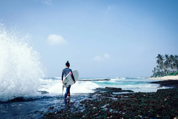 Jonge Vrouw Surfer Met Surfplank Gaan Surfen — Stockfoto