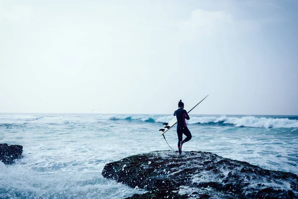 Junge Surferin Geht Mit Surfbrett Zum Surfen — Stockfoto