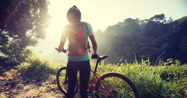 Jovem Mulher Ciclista Desfrutando Belo Nascer Sol Trilha Floresta Verão — Fotografia de Stock