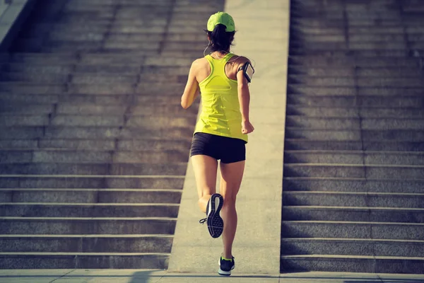 Mladá Žena Běžec Běží Město Schodů Jogging Běh Městském Trénink — Stock fotografie