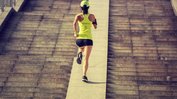 Młoda Kobieta Runner Podbiegł Schodach Miasta Jogging Uruchomiona Miejskim Trening — Zdjęcie stockowe