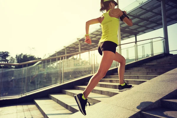 若い女性ランナー市階段を実行してジョギングと都市トレーニング トレーニングの実行 — ストック写真
