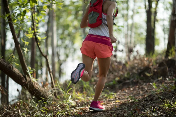 Sportvrouw Kruis Land Trail Die Bos Loopt — Stockfoto