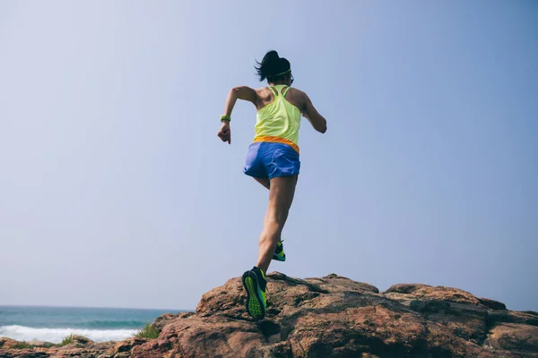 Jonge Fitness Vrouw Trail Runner Uitgevoerd Naar Rotsachtige Bergtop Zee — Stockfoto
