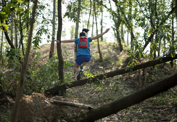 Sportlerin Beim Langlauf Wald — Stockfoto