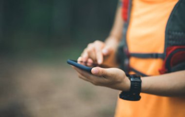 Ormanda gezinti için Smartphone kullanarak sporcumuz iz runner