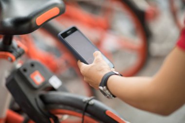 Smartphone için tarama Qr code City paylaşılan Bisiklet kullanarak ele 