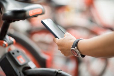 Smartphone, tarama Qr code City paylaşılan Bisiklet kullanarak eller