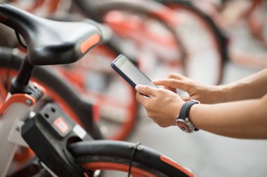 Smartphone, tarama Qr code City paylaşılan Bisiklet kullanarak eller