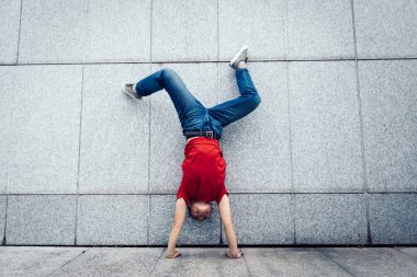 Kadın hipster amuda duvara