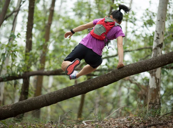 Sportvrouw Kruis Land Trail Die Bos Loopt — Stockfoto