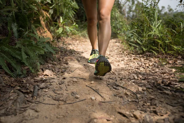 Junge Fitness Trailrunnerin Läuft Auf Felsigem Pfad — Stockfoto