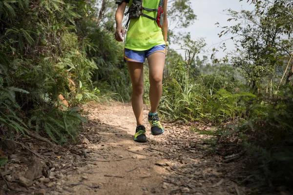 Jonge Fitness Vrouw Trail Runner Uitgevoerd Rotsachtige Trail — Stockfoto