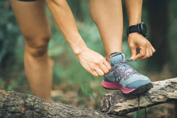 Sportswoman Trail Runner Attacher Lacet Chaussure Forêt — Photo