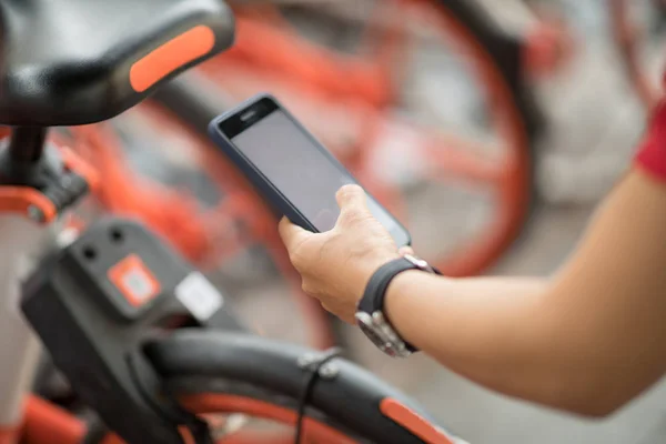 Kézi Használ Smartphone Részére Fürkésző Kódot Közös Kerékpáros Város — Stock Fotó