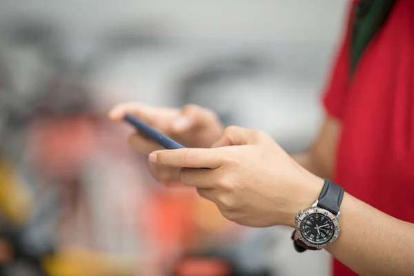 Mãos Usando Smartphone Digitalizando Código Bicicleta Compartilhada Cidade — Fotografia de Stock