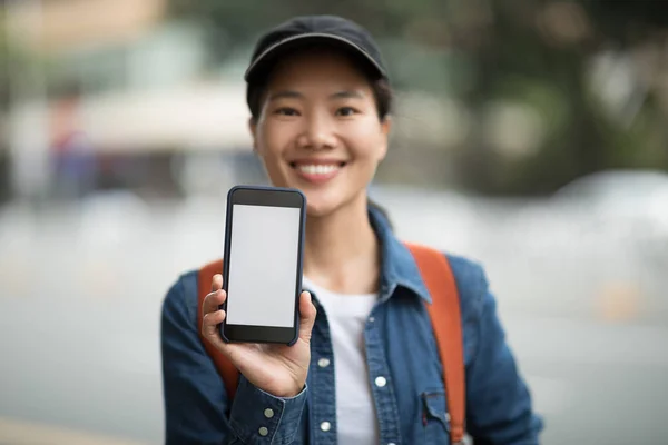 Leende Ung Kvinna Visar Smartphone Med Blank Skärm City — Stockfoto