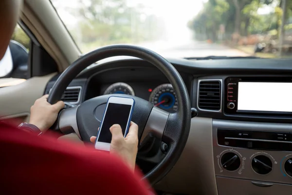 Χέρι Χρησιμοποιώντας Smartphone Κατά Την Οδήγηση Αυτοκινήτου — Φωτογραφία Αρχείου