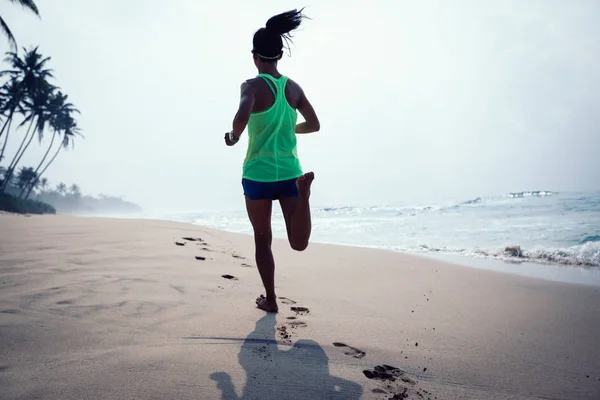 朝は日の出中に熱帯のビーチを走る若い女性フィットネス健康的なライフ スタイル コンセプト — ストック写真