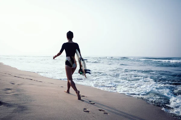 Surfeuse Avec Planche Surf Marchant Sur Plage Tropicale — Photo