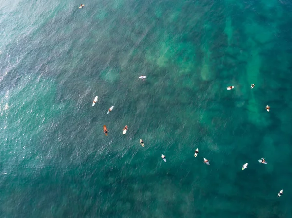 Αεροφωτογραφία Από Drone Των Surfers Κωπηλασία Για Την Αλίευση Κύματα — Φωτογραφία Αρχείου