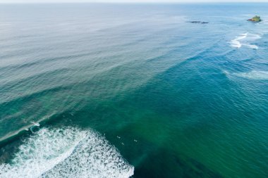 En iyi sörf Hint Okyanusu'nda sırasında bir sonraki dalga yakalamak için bekleyen birçok sörfçü drone görünümünden